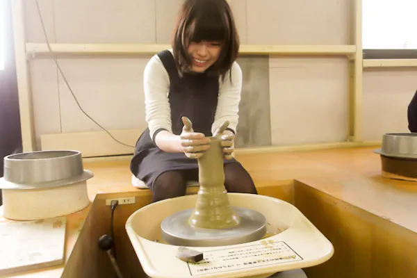 滋賀・信楽・陶芸・電動ろくろコース（1時間）｜アソビュー！