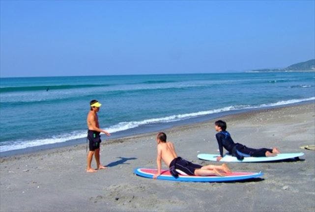 アクティブスポーツ・ガンコ (日置市 サーフィン体験)の「【鹿児島・サーフィン体験】初心者歓迎！美しい江口浜で、必ず波に乗れるサーフィン体験」の画像