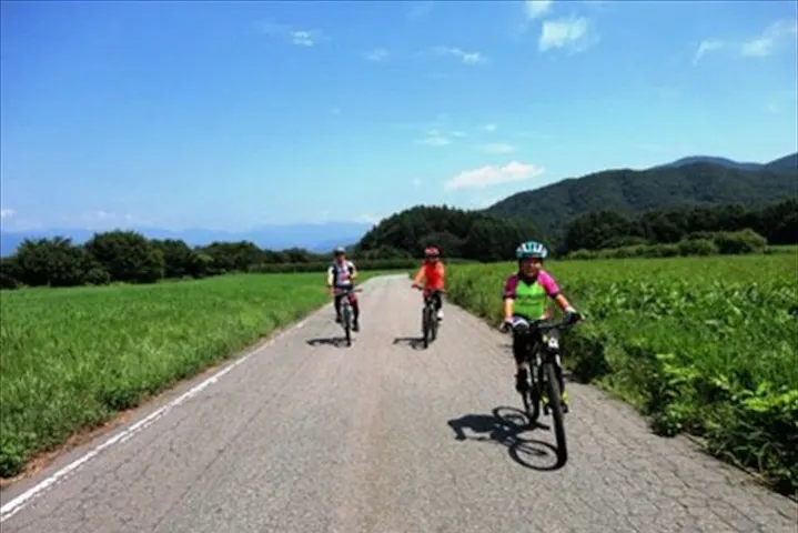 北軽井沢 マウンテンバイク 浅間山の絶景を眺めながら大草原を駆け抜けるmtbツーリング アソビュー