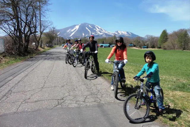 北軽井沢 マウンテンバイク 浅間山の絶景を眺めながら大草原を駆け抜けるmtbツーリング アソビュー