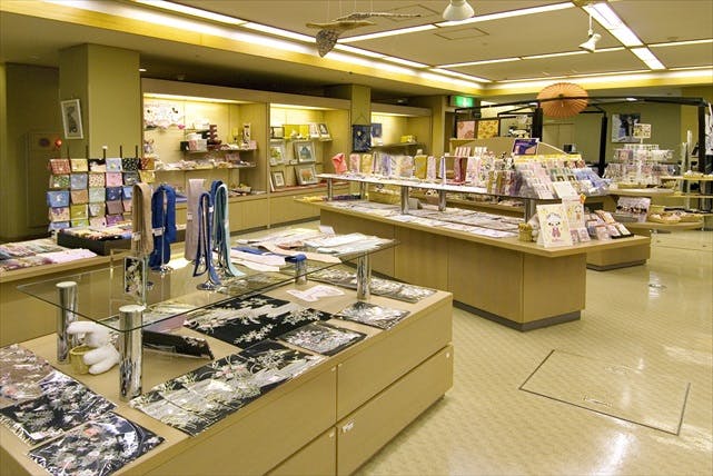 加賀友禅伝統産業会館は、石川県の伝統、加賀友禅の世界を堪能できます。(一部入場は有料)