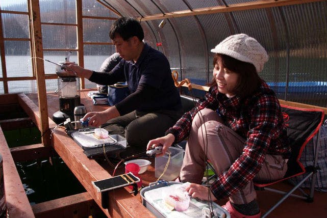 【長野県・釣り体験】 ドーム型ボートで、寒い冬でも快適！ワカサギ釣り・新鮮な食事を楽しもう！
