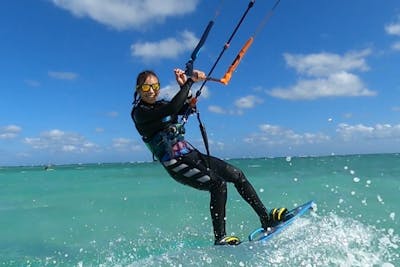 千葉県・富津岬・カイトサーフィン】初心者大歓迎！空に舞い、海を滑る