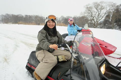 【岩手・花巻・スノーモービル】手軽にスリル感を味わおう！雪原ならではの乗り物、スノーモービルに挑戦！