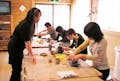 大島ふるさと体験館の陶芸体験は、手びねりで作ります。手で回すろくろで形を作り上げます。
