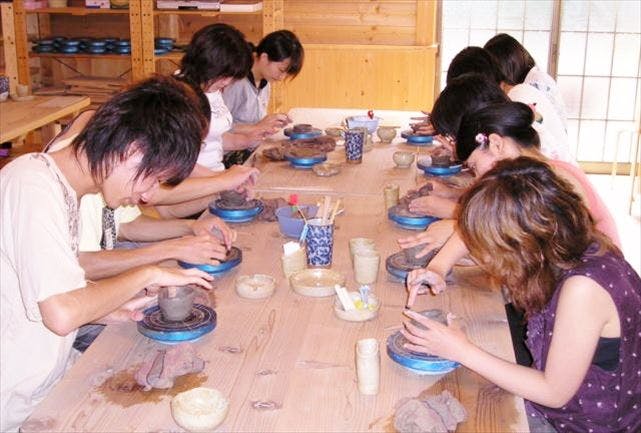 大島ふるさと体験館では、陶芸をはじめ、伊豆大島の文化に触れる体験プランが沢山ございます。