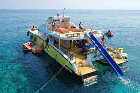 【那覇発・慶良間海域・半日・日本語必須】当社、満足度NO.1！シュノーケル＆マリンスポーツコース　滑り台・ジャンプ台・海上ブランコ付きクルーザー| 圧倒的に揺れが少ない | 豊富なアクティビティ|