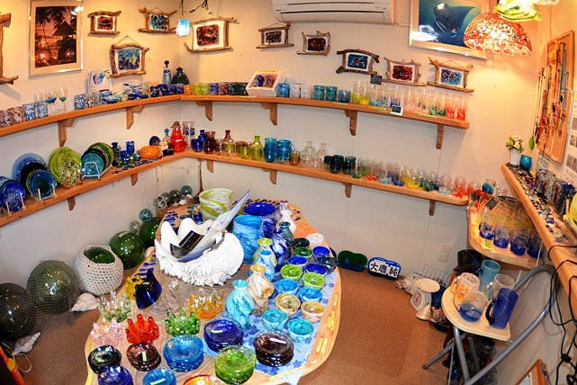 ガラス工房瑠璃蛍は沖縄県の久米島で琉球ガラスのアクセサリー＆インテリア作り体験をご提供中！