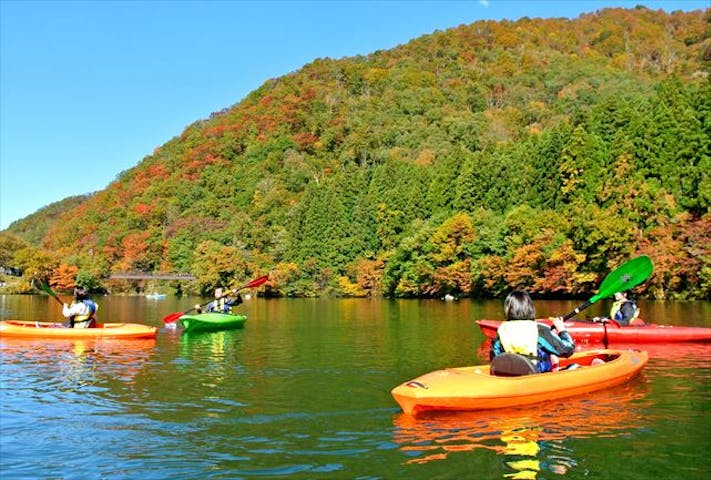 新潟県湯沢町 カヤック 大源太湖をカヤックで散策 手軽に楽しむ半日コース アソビュー