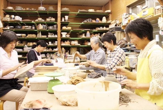 静岡県浜松市 Oro工房陶芸教室では、初めての方でもわかりやすい陶芸体験を行っています。