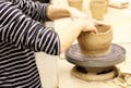 講師の石塚 操は、京都京都嵯峨美術短期大学で陶芸を学び、陶芸家として活動しております。