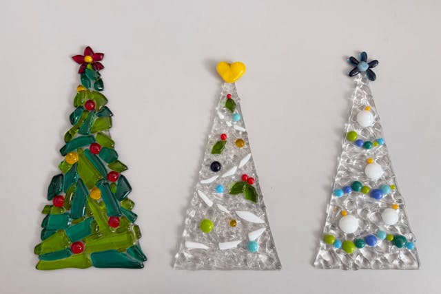 ガラスのキラキラミニクリスマスツリー作り