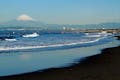 晴れた日の海と、濁りのない空にそびえ立つ富士山のコントラストが最高です！