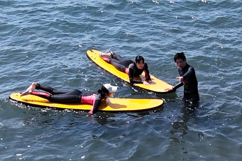 《片瀬江ノ島駅から徒歩3秒！》女性やお子様連れでも安心！プロ講師が教えるサーフィン体験！（2時間～2時間半）＜神奈川・湘南・藤沢＞