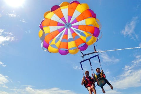 【沖縄・名護・パラセーリング】5才から参加可能！絶景を眺めるパラセーリング体験