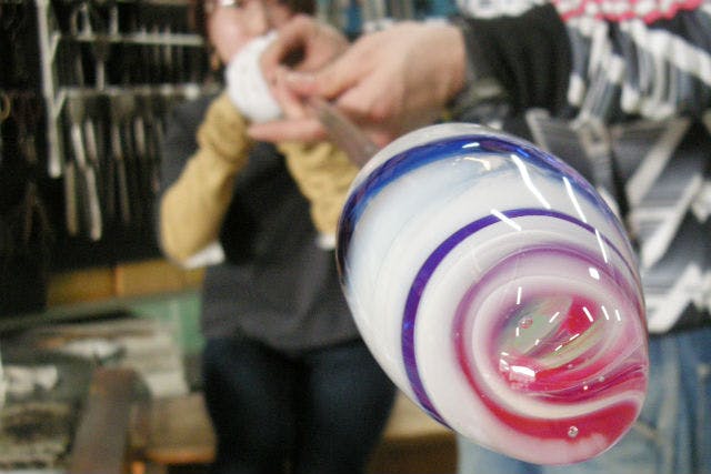 東京都大田区にある東京ガラス工芸研究所では、吹きガラス体験ができます。