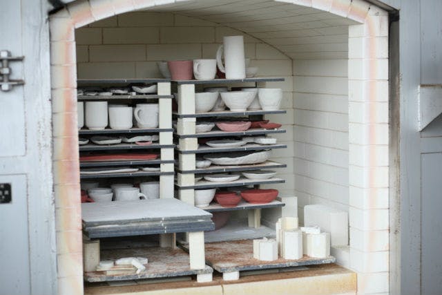三重県にある光和窯（こうわがま）では、たっぷりの粘土を用いた陶芸体験ができます。