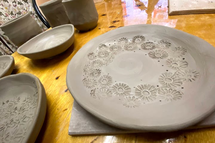 名古屋 陶芸体験 名古屋駅より徒歩5分 板作りのお皿を作ろう 絵付け 色付け込み アソビュー 名古屋 陶芸体験 名古屋駅より徒歩5分 板作りのお皿を作ろう 絵付け 色付け込み アソビュー