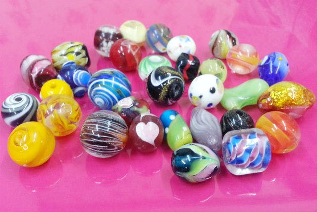 名古屋 とんぼ玉体験 名古屋駅より徒歩5分 アメ玉のようにキュートなとんぼ玉づくり 4つの技法から選んで2個制作 アソビュー