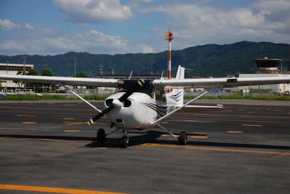 大阪・飛行機遊覧・昼20分】小型飛行機で大阪上空さんぽ！贅沢に非日常 