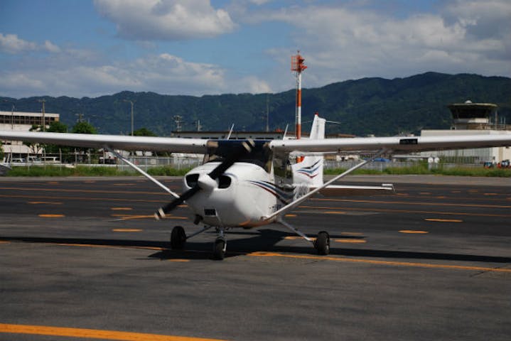 大阪 飛行機遊覧 夜分 大阪全体がライトアップ ロマンチックな上空飛行にでかけよう アソビュー