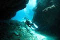 海底洞窟やサンゴの森など、さまざまな地形でのダイビングをお楽しみいただけます。