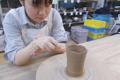 神奈川・横浜・陶芸体験】初めてでも！手ろくろなのに電動ろくろのような「作る」を楽しめる！ちょっと体験 プラン｜アソビュー！