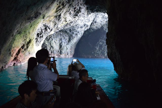 【北海道・小樽・クルージング】青の洞窟コース！楽しいボートクルーズ体験