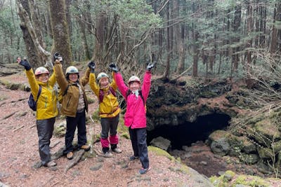 【山梨・エコツアー】ディープな樹海に迫る！青木ケ原樹海で3つの洞窟探検（Bコース）｜アソビュー！