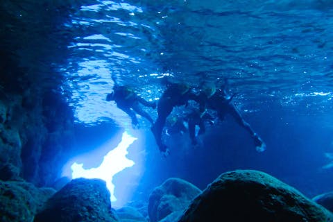 【宮古島・伊良部島】宮古島で唯一！青の洞窟シュノーケル＆大龍門カヤック＆グラスボート遊覧ＭＩＸトリプルプラン