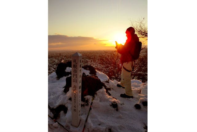 【北海道・札幌・スノートレッキング】エゾリス、冬の野生動物に出会える！雪の森でスノートレッキング体験（早朝）
