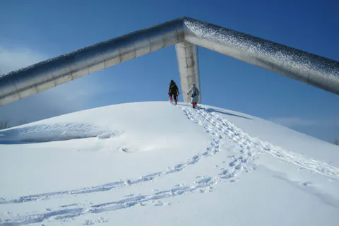 【北海道・札幌・スノーシュー】イサム・ノグチに思いを馳せるモエレ沼公園スノーシューツアー