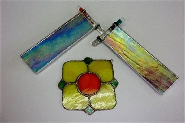 静岡市・ガラス工芸】小さな穴から覗く美しい世界。ステンドグラスで