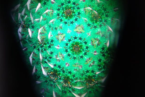 静岡市・ガラス工芸】小さな穴から覗く美しい世界。ステンドグラスで