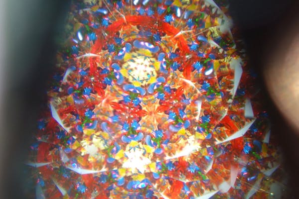 静岡市・ガラス工芸】小さな穴から覗く美しい世界。ステンドグラスで