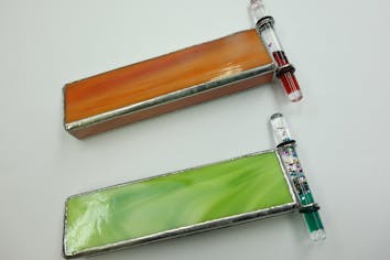 装飾的な紫と緑のガラスアート　万華鏡 装飾的な紫と緑のガラスアート 万華鏡