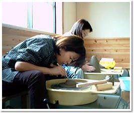 福岡県福岡市にある陶房す浜では、初心者でもじっくり取り組める陶芸体験を主催しています。