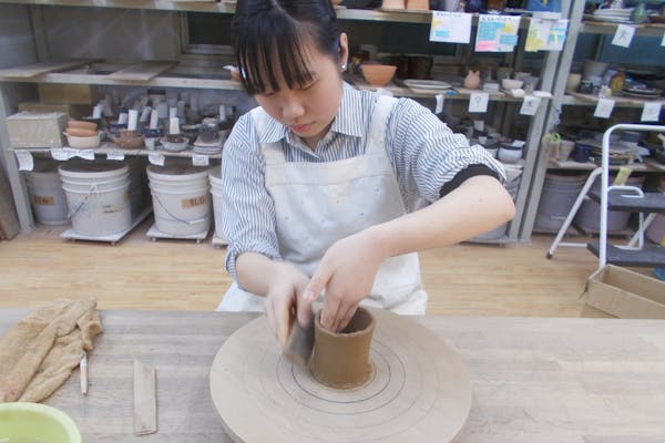 神奈川・川崎・陶芸体験】初めてでも！手ろくろなのに電動ろくろのような「作る」を楽しめる！ちょっと体験 プラン｜アソビュー！