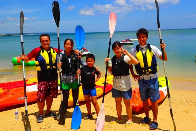 【沖縄・宜野座村・シーカヤック】無人浜を目指そう！カヤックアドベンチャーツアー（オプション・BBQ）