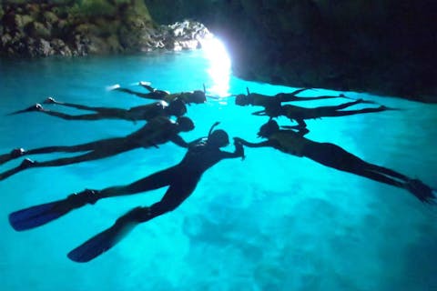 高確率&ラクラク【青の洞窟ボートシュノーケリング】GoPro写真動画・エサやり・温水シャワー・シャンプー・ドライヤー・駐車場・すべてコミコミ！