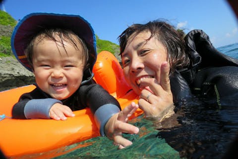 1歳からOK｜子連れ限定【青の洞窟ボートシュノーケリング】1組貸切の安心サポート｜GoPro写真動画｜魚エサやり｜駐車場・シャワー・ドライヤー付き
