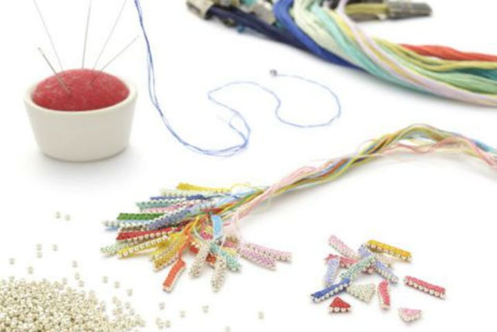 東京 アクセサリー手作り体験 ガラスビーズを刺繍糸で編んで オリジナル作品を アソビュー