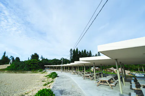 ＜食材なし・持ち込み自由＞【沖縄・恩納村・BBQ】絶景ビーチサイドでBBQを楽しもう！嬉しい屋根付き・施設も充実！