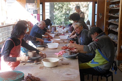 【埼玉・陶芸教室】初心者から上級者まで大歓迎。手びねりから電動ろくろまで、レベルに合わせた陶芸体験