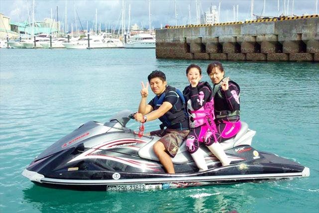 【那覇・水上バイク】爽快感がたまらない！レンタルジェットスキーで、沖縄の海を疾走（1時間）
