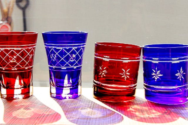 1番人気！透明なグラス1個と色あり(青または赤）グラス1個の計2個切子体験　現役の江戸切子伝統工芸士が直接指導！
