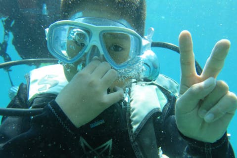 【高知・ファンダイビング・1ボート】魚礁や海中トンネルなど、見どころがいっぱいのファンダイビング