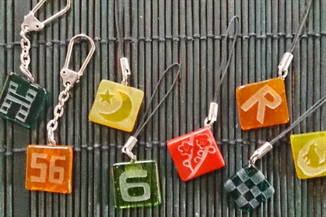 【熊本県天草市・ガラス工芸】贈り物にも自分使いにも最適！箸置きやキーホルダーをオリジナルデザインで！サンドブラストで小物を作ろう！