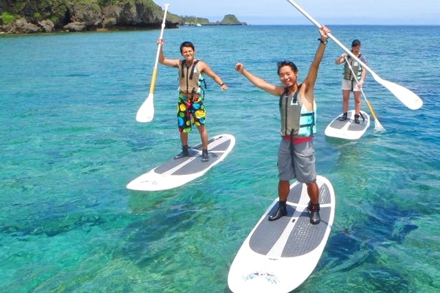【沖縄・恩納村・SUP】サンゴと熱帯魚の海でスタンドアップパドル体験＆冒険コース