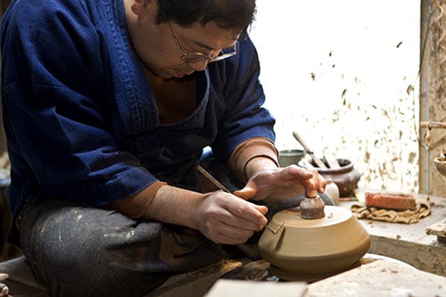佳実窯は、阿波踊りで知られる徳島県にあります。鳴門市の伝統工芸、大谷焼の窯元です。